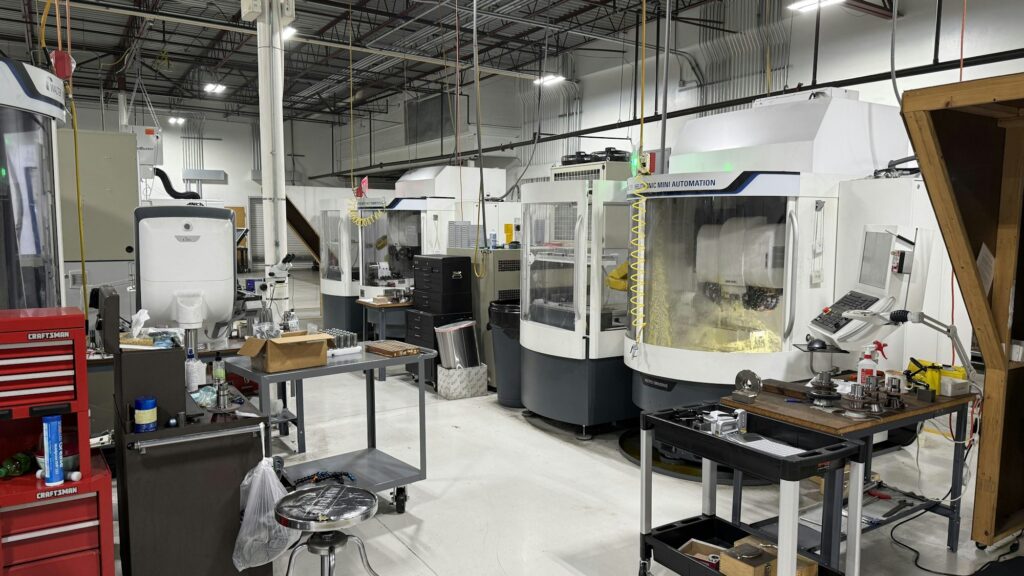 CNC-maskiner i en ljus verkstad