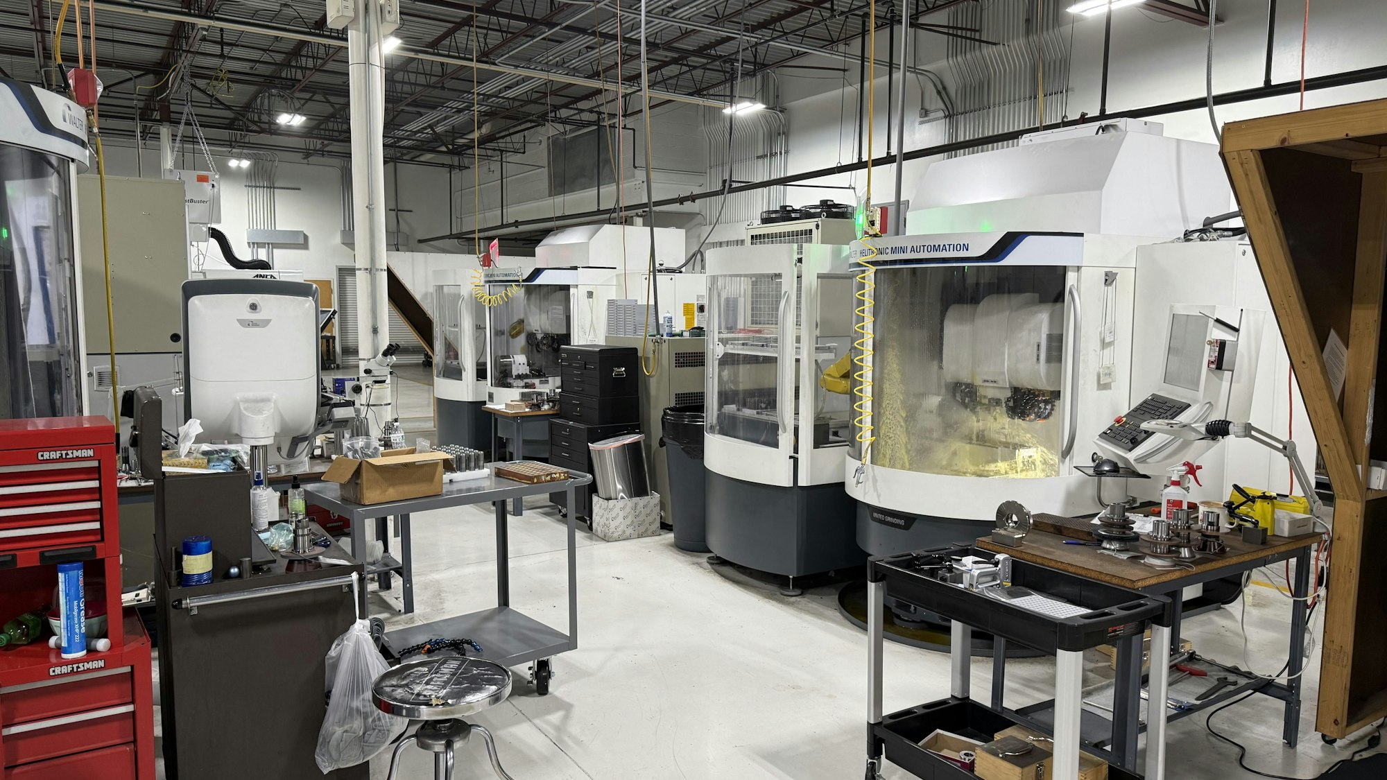 CNC-maskiner i en ljus verkstad