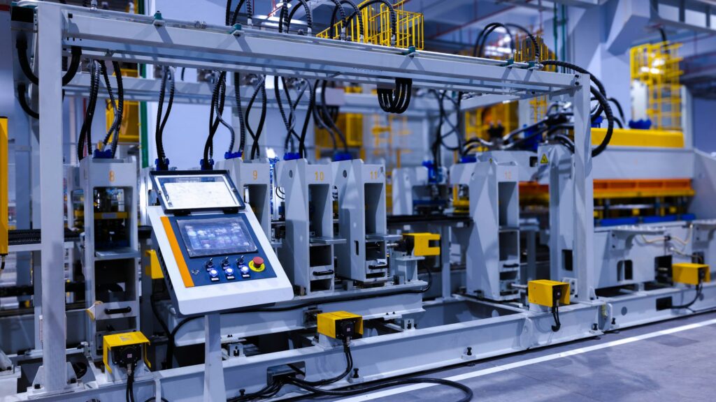 Manöverpanel med pekskärm på en industrimaskin