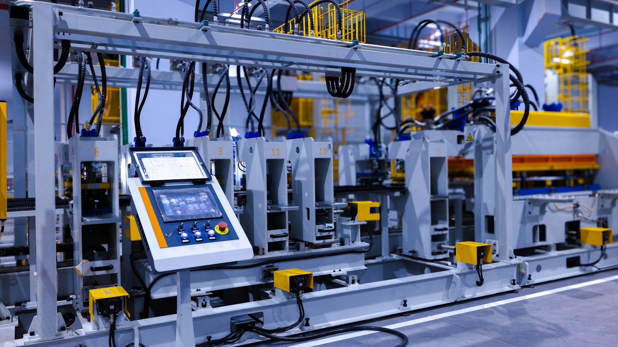 Manöverpanel med pekskärm på en industrimaskin