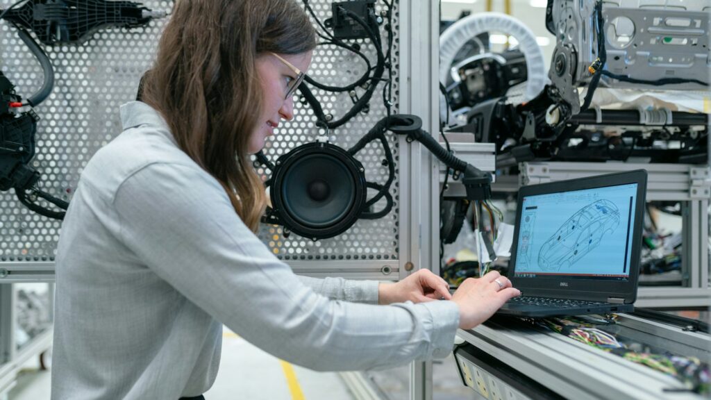 Tekniker programmerar en maskin