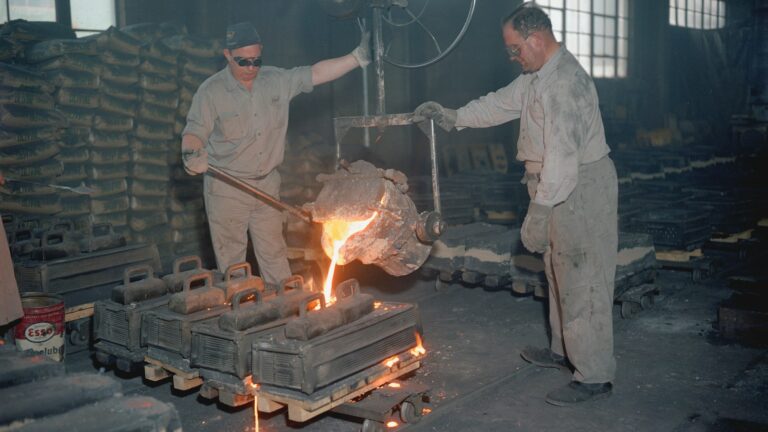 Gjutare tömmer en skänk med smält metall