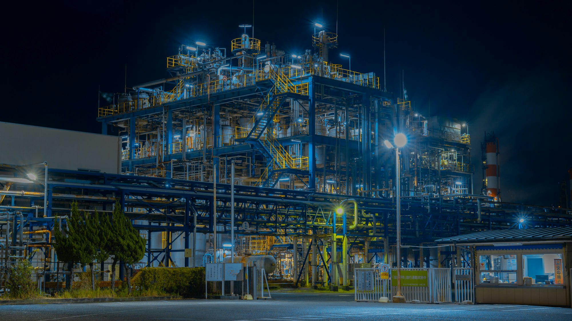 Industrianläggning upplyst på natten