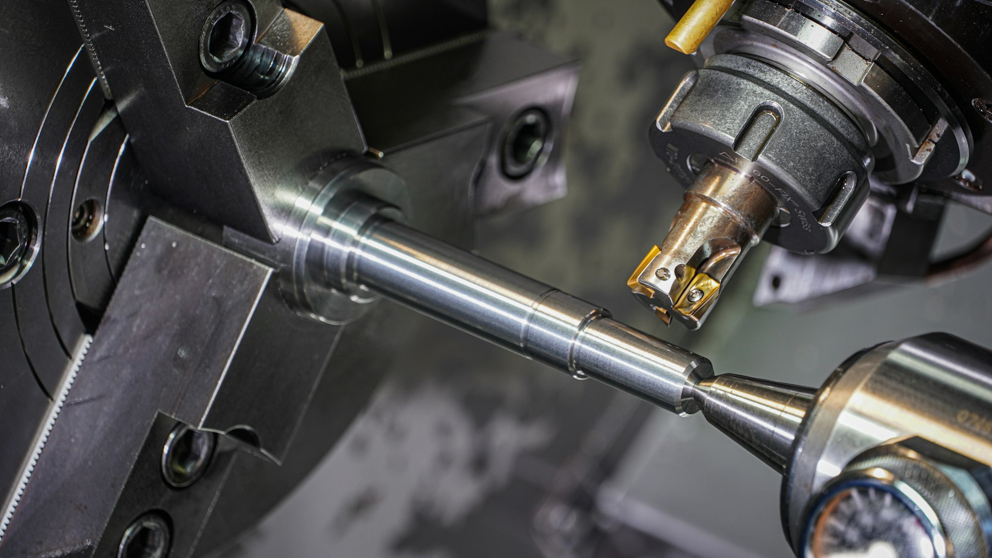 Svarvning av metallstång i en chuck
